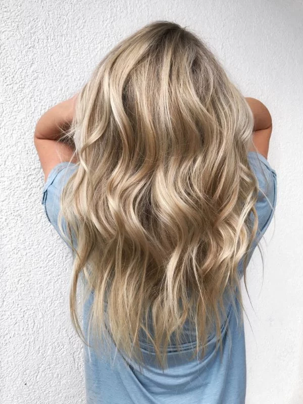 Trendfrisuren - tolles blondes Haar in sanften Wellen 