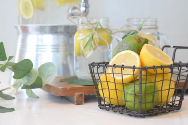 Zitronen Limetten und andere gesunde Gemüse kann man mischen 