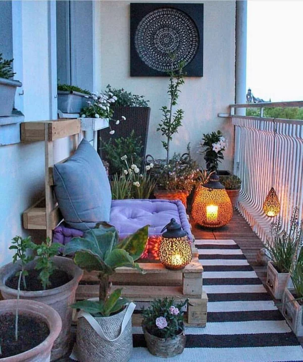 boho balkon einrichten streifenteppich balkonpflanzen laternen