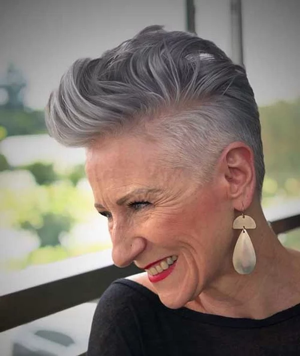 Kurzhaarschnitt für Damen über 50 mit grauem Haar Undercut Kurzhaarfrisuren 