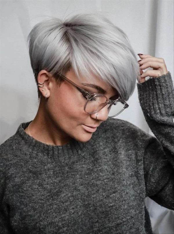 Pixie Cut Frisuren - grauer Haarschnitt mit Brille