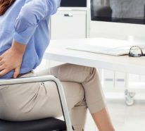 Höhenverstellbarer Schreibtisch gegen Rückenschmerzen im Büro