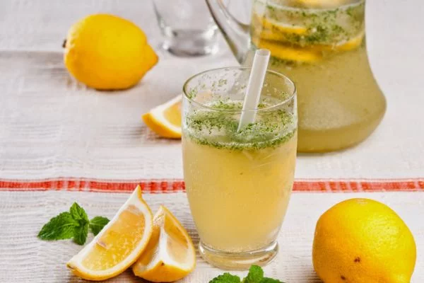 Trends in den gesunden Getränken und 5 Rezepte für Zitronenwasser 