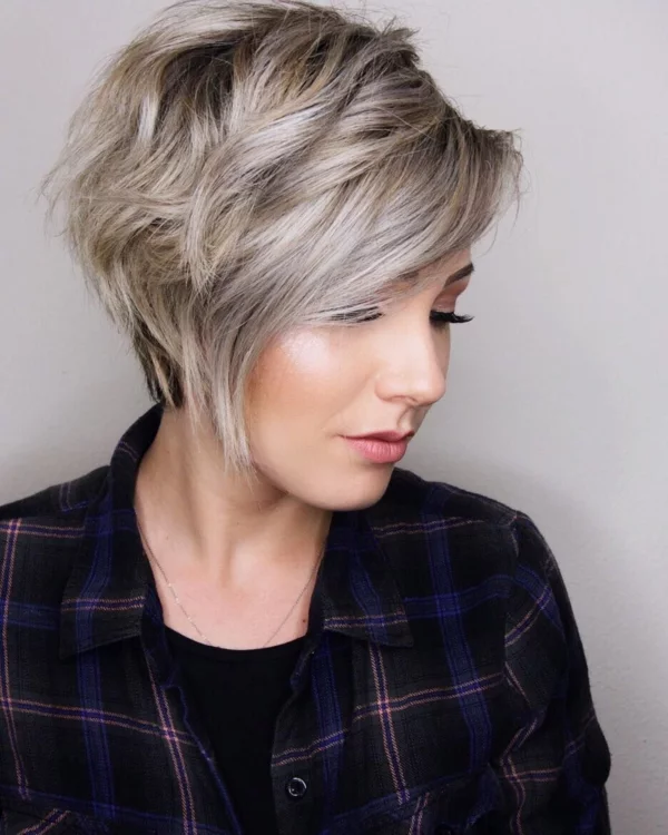 Long Pixie Cut in Asch-Blond Haarfarbe