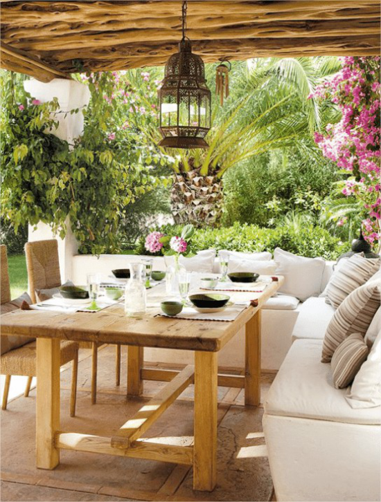 mediterraner Außenbereich üppiges Grün schöne Pflanzen Sitzecke einladend gemütlich