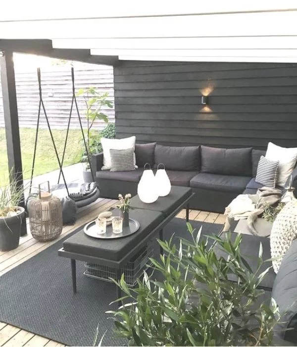 Japandi Stil im Outdoor Wohnzimmer - alles in Schwarz-Weiß