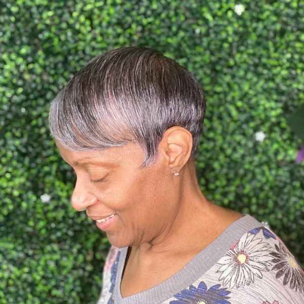 Pixie Cut Frisuren für Frauen ab 50 mit grauen Haaren