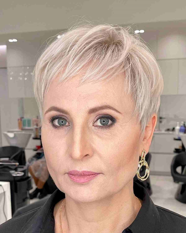 Platin blonder Pixie Haarschnitt ab 50 Jahren