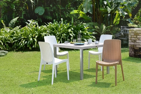  Außenbereich gestalten Stühle und Tisch kompakt und leicht