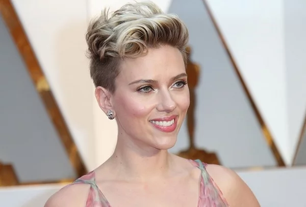 Scarlett Johannson amerikanische Schauspielerin trendige Kurzhaarfrisur mit Undercut für lockiges Haar 