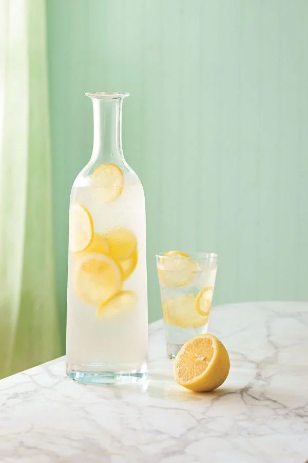 Ideen für gesunde Ernährung - Zitronenwasser in der Flasche und im Glas 