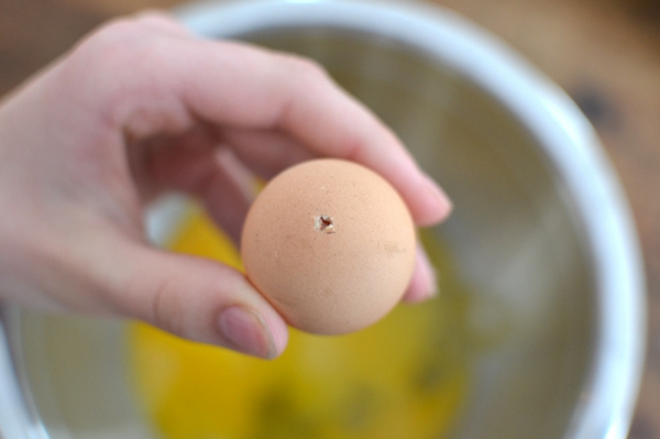 sorbische ostereier verzieren gelb stecknadel auspusten das ei