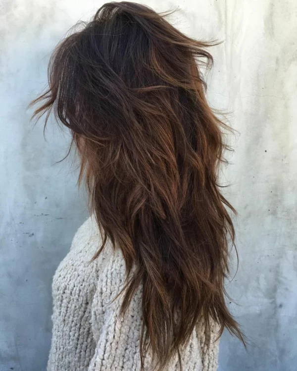 lange Haare mit fransigen Stufen 