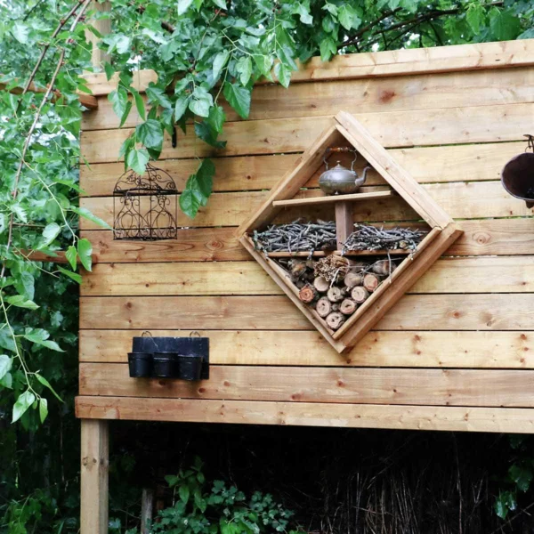Terrassen-Sichtschutz aus Holz mit Insektenhotel