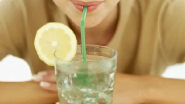 leckeres Zitronenwasser hat einen gute Geschmack und macht gesund 
