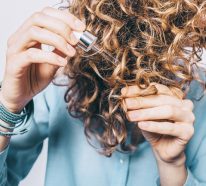 Trockene Haarspitzen vorbeugen oder behandeln – Diese 6 Tipps werden Ihnen dabei helfen!
