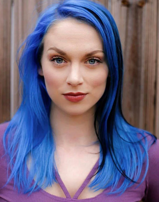 Welche Haarfarbe passt zu blauen Augen - neon-blaue Haare