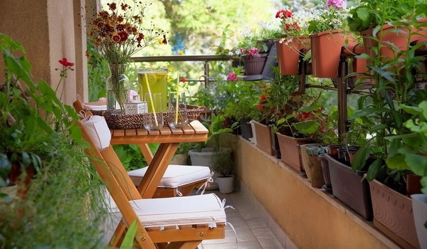 Aussenbereich kleinen Balkon gestalten Gartentrends 2022