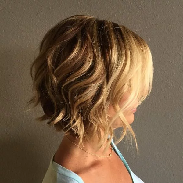  Profilbild von einer Frau mit blondem Haar und mit Bob Frisur mit Wellen