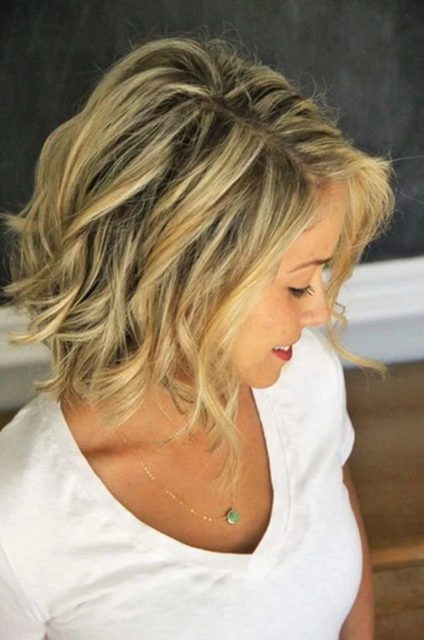 moderne Trends im Hair Styling - blondes schulterlanges Haar zum Beach Waves Bob gestylt 