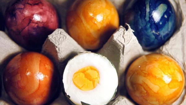 Eier haltbar gefärbte marmorierte Eier in schönen Farben im Karton fertig gekauft im Supermarkt