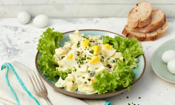 Eiersalat selber machen mit grünem Salat serviert der Klassiker in der Osterzeit