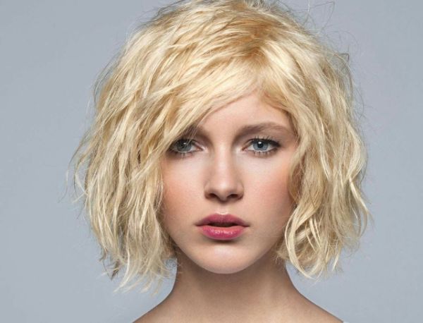 Frisuren Trends Blond mit Seitenscheitel
