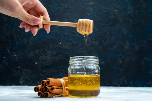Honigwasser mit Zimt den Geschmack vom süßen gesunden Getränk verbessern