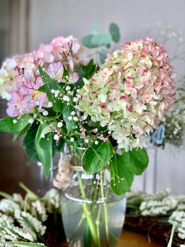 Hortensien duengen und weitere Pflegetipps – erfreuen Sie sich einer ueppigen Bluete blumenarrangement sommer vase