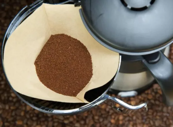 Kaffeesatz in der Filterkaffeemaschine enthält viele wichtige Inhaltsstoffe