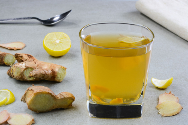 Ingwerwasser ein Glas Scheiben Zitrone dünn geschnittene Scheiben der Ingwerwurzel