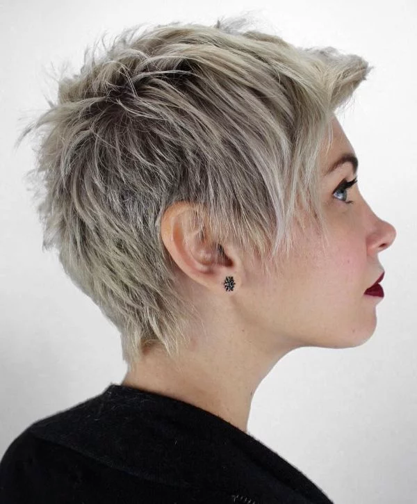 Nixie Cut in Retro Variante - zerzaustes blondes Haar 