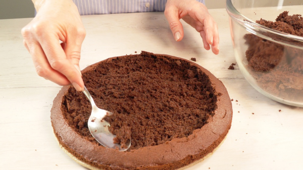 Maulwurfkuchen den bereits gebackenen Kuchenboden auskühlen lassen dann mit einem Löffel aushöhlen
