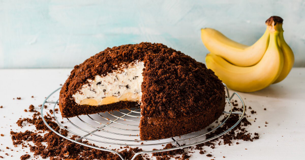 Maulwurfkuchen leckeres Dessert in Kuppelform mit Bananen und Sahnefüllung unübertroffen