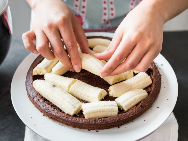 Maulwurfkuchen mit Bananen diese halbieren auf den Kuchenboden legen