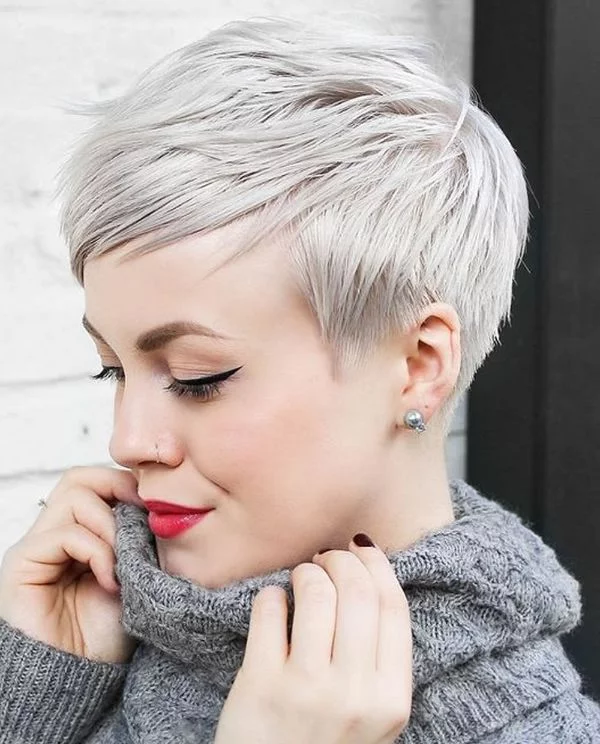 perfekter Winterlook - silbergrauer Nixie Cut mit einem hellgrauen Pullover tragen 