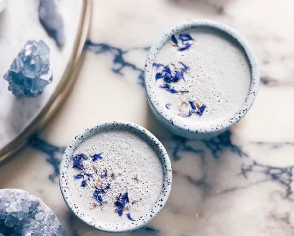 Moon Milk beruhigt Körper und Seele getrocknete blaue Blüten