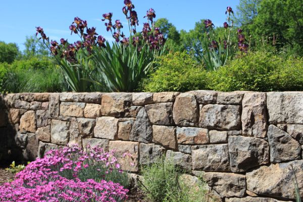 Natursteinmauer Hochbeet tolle Ideen fuer den Garten