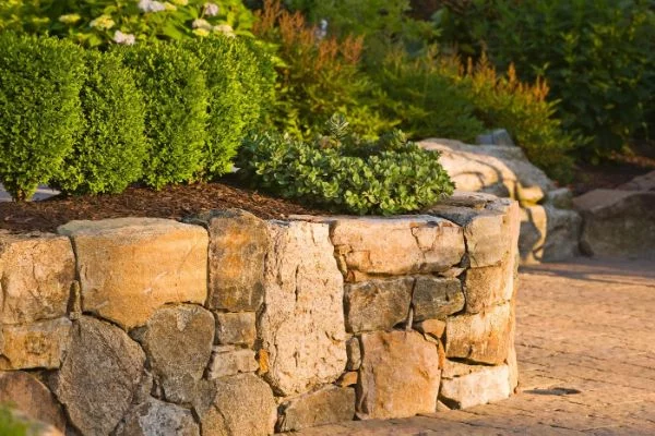 Natursteinmauern wunderbare Ideen fuer den Garten