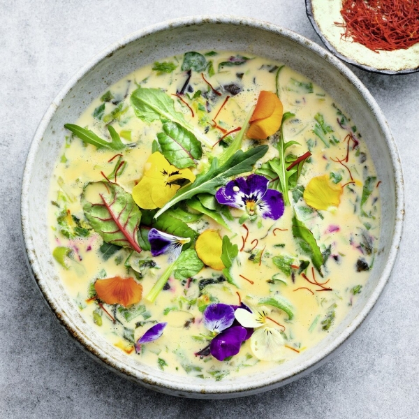 Neun-Kräutersuppe dicke Suppe mit Sahne frische Kräuter essbare Blüten sieht appetitlich aus
