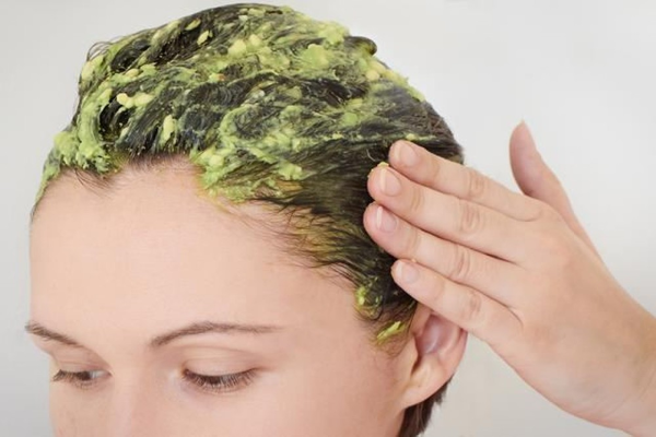 Schoenes Haar und gesunde Kopfhaut – Hausmittel gegen trockene Kopfhaut avocado haarmaske banane honig