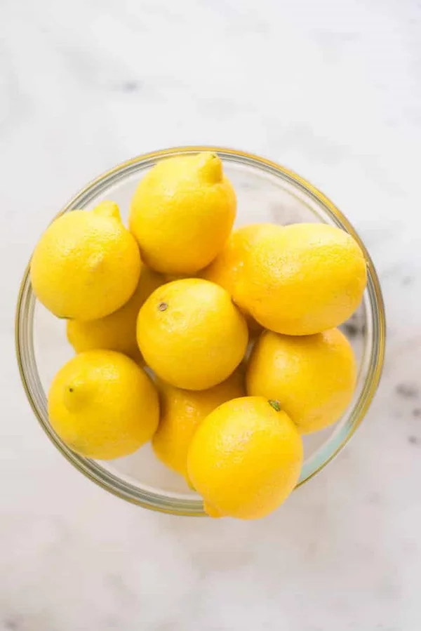 Vor dem Schlafengehen Zitronenwasser trinken gesunde Gewohnheit Zitronen in der Schale griffbereit haben