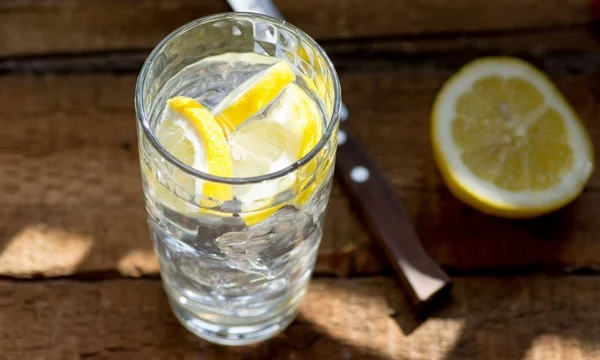 Vor dem Schlafengehen Zitronenwasser trinken einfache und schnelle Zubereitung 