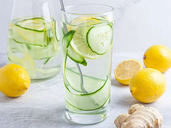 Warum ist Zitronenwasser trinken gesund Zitrone mit Gurkenscheiben kombinieren