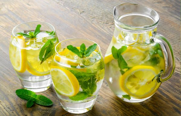 Zitronenwasser Vitaminreuch Ernaehrung