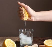 Zitronenwasser zum Abnehmen und Entgiften: Ein Erfrischungsgetränk mit schwarzem Salz
