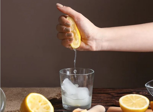 Zitronenwasser Zitrone pressen schwarzes Salz zum Abnehmen und Entgiften