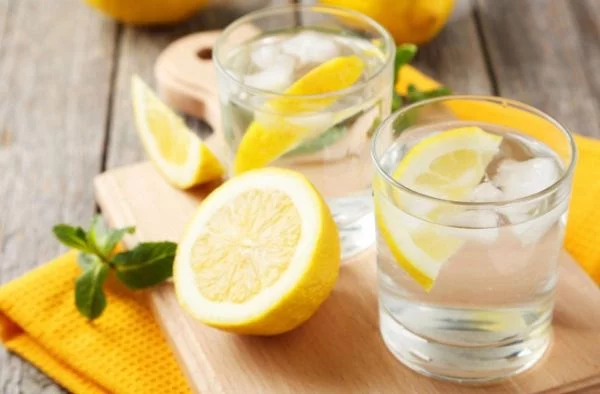 Zitronenwasser frisches Wasser