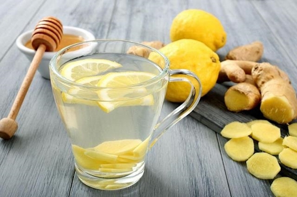Zitronenwasser mit Ingwer und Honig trinken