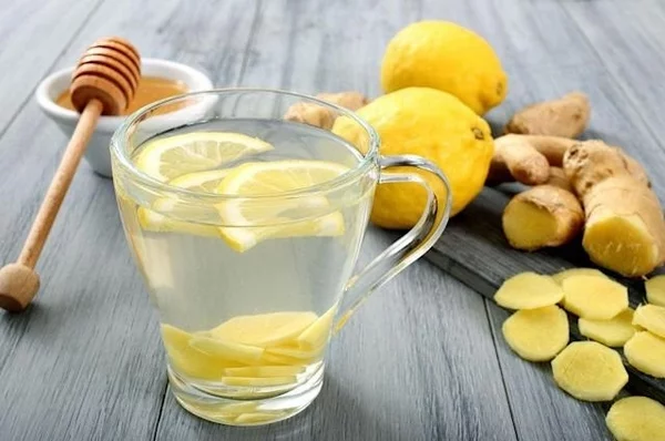 Zitronenwasser mit Ingwer und Honig trinken eine gesunde Kombination machen 
